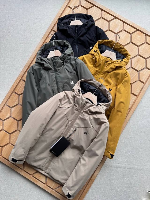 可隆冬款棉服 户外情侣款棉衣，多色解锁全天候型风格！ 厌倦了千篇一律的户外装备？这款机能棉衣以多元色彩与硬核性能，重新定义户外穿搭美学。 卡其色，如大地般低调，