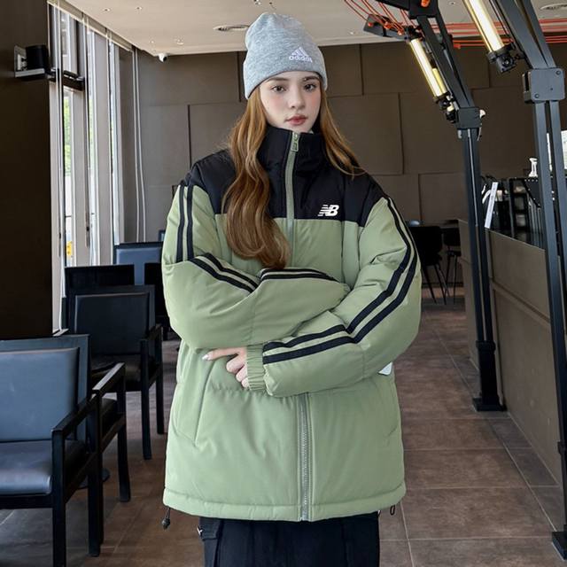 New Balance Nb新百伦 冬季专柜新款双色拼接立领羽绒棉服面包服棉衣外套，男女同款。 整件衣服采用拼色工艺，手臂处条纹拼接，简约又不简单，四种百搭色调