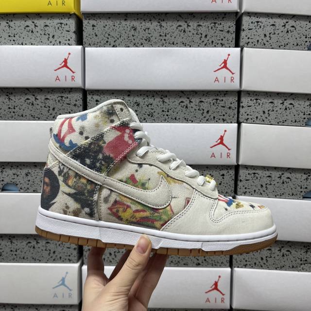 S2# Supreme X Nk Sb Dunk High Rammellzee 据悉设计灵感来源于纽约艺术家Rammellzee的涂鸦作品 鞋身整体以浅色织物