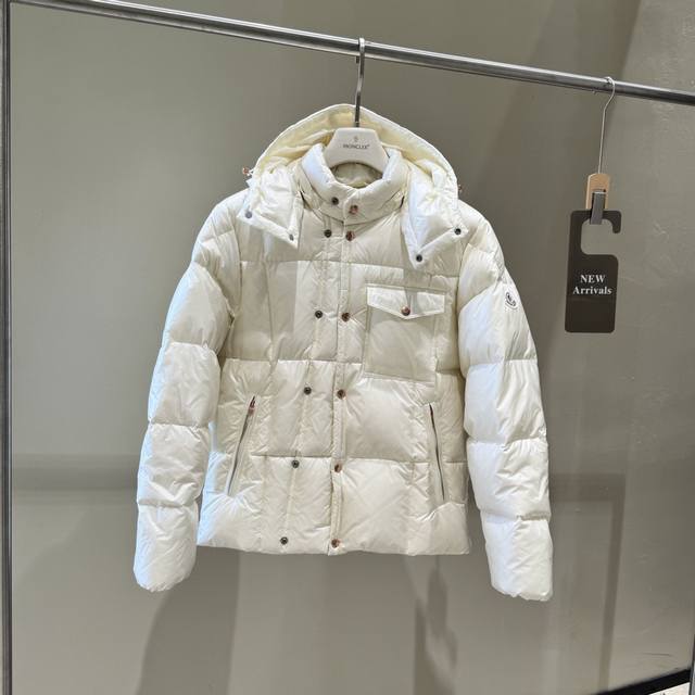 正品级: C ｜盟可睐 系列 短款羽绒服 秋冬 男款# ：# # # # # 产品配色： 黑色、 白色