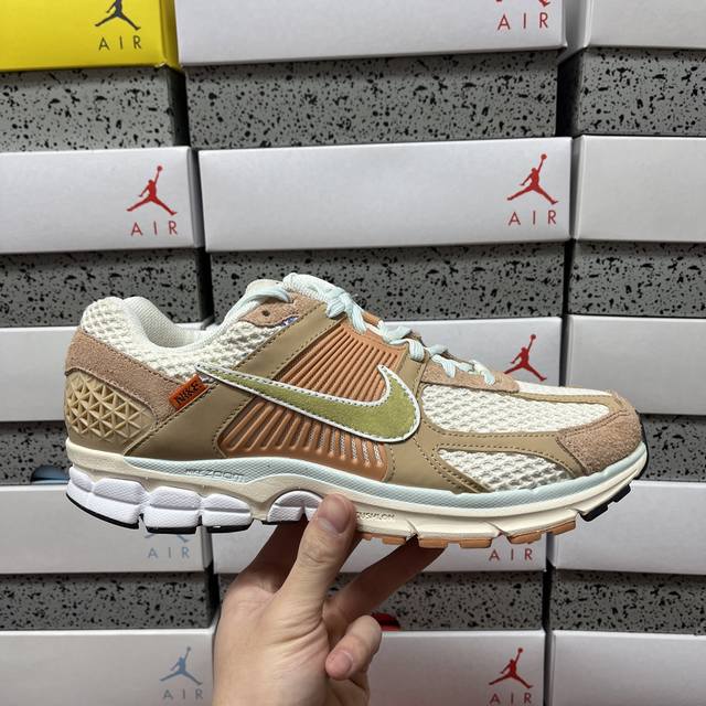 Xc版 Nk Zoom Vomero 5 Sp 佛莫罗5代系列经典复古休闲运动慢跑鞋 Fn8889 181 #采用环保纤维革饰片组合网眼布鞋面材质 正确后跟Tp