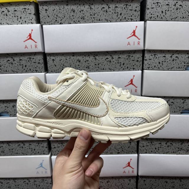 Xc版 Nk Zoom Vomero 5 Sp 佛莫罗5代系列经典复古休闲运动慢跑鞋 Fq6868 111 #采用环保纤维革饰片组合网眼布鞋面材质 正确后跟Tp