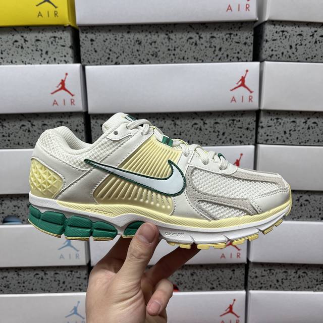 Xc版 Nk Zoom Vomero 5 Sp 佛莫罗5代系列经典复古休闲运动慢跑鞋 Fn8361 100 #采用环保纤维革饰片组合网眼布鞋面材质 正确后跟Tp