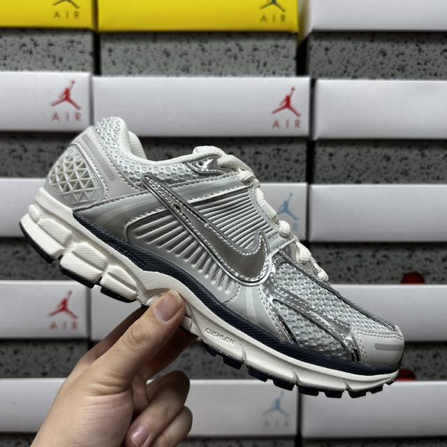 Xc版 Nk Zoom Vomero 5 Sp 佛莫罗5代系列经典复古休闲运动慢跑鞋 Fd0884-025 #采用环保纤维革饰片组合网眼布鞋面材质 正确后跟Tp