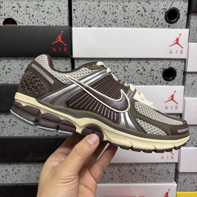 Xc版 Nk Zoom Vomero 5 Sp 佛莫罗5代系列经典复古休闲运动慢跑鞋 Fd9920-022 #采用环保纤维革饰片组合网眼布鞋面材质 正确后跟Tp