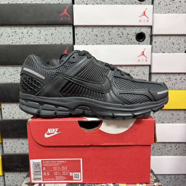 Xc版 Nk Zoom Vomero 5 Sp 佛莫罗5代系列经典复古休闲运动慢跑鞋 Bv1358-002 #采用环保纤维革饰片组合网眼布鞋面材质 正确后跟Tp