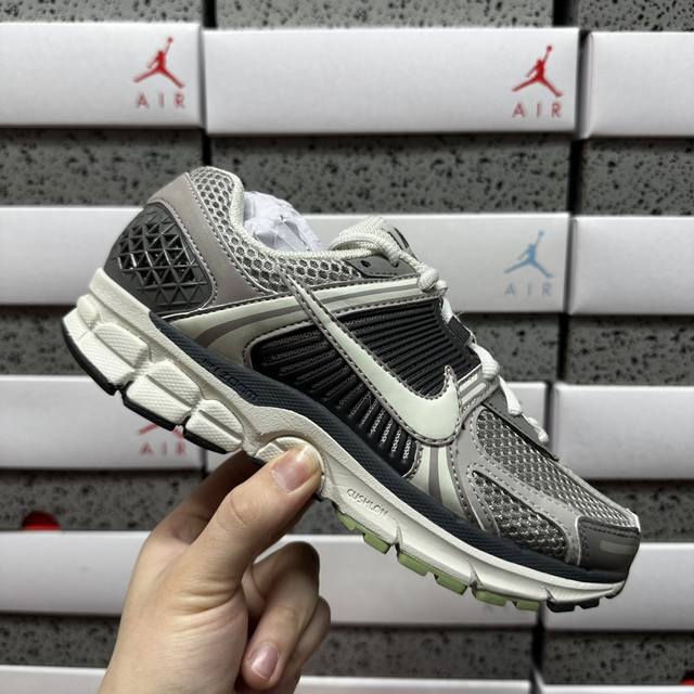 Xc版 Nk Zoom Vomero 5 Sp 佛莫罗5代系列经典复古休闲运动慢跑鞋 Fb8825-001 #采用环保纤维革饰片组合网眼布鞋面材质 正确后跟Tp