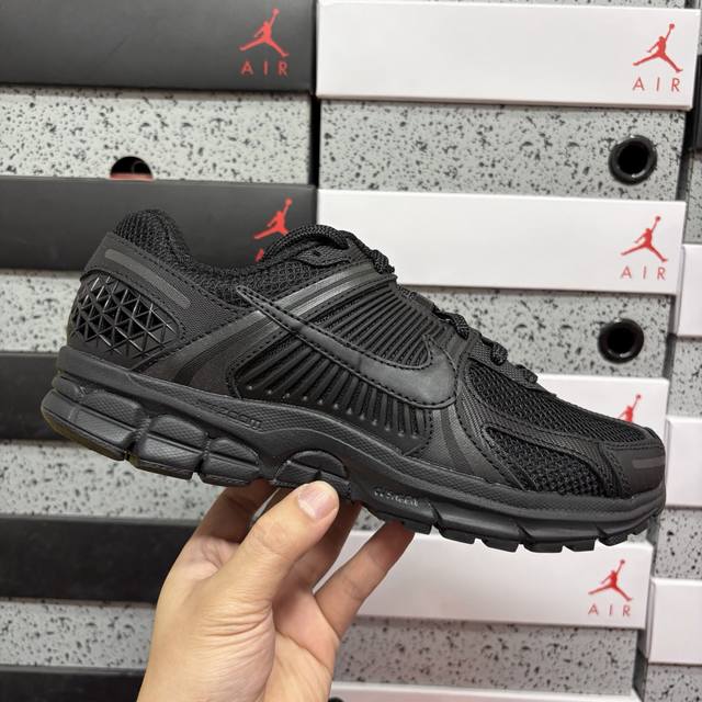 Xc版 Nk Zoom Vomero 5 Sp 佛莫罗5代系列经典复古休闲运动慢跑鞋 Bv1358-003 #采用环保纤维革饰片组合网眼布鞋面材质 正确后跟Tp