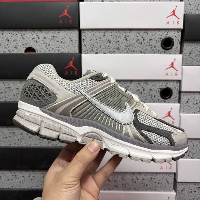 Xc版 Nk Zoom Vomero 5 Sp 佛莫罗5代系列经典复古休闲运动慢跑鞋 Fd0791-012 #采用环保纤维革饰片组合网眼布鞋面材质 正确后跟Tp