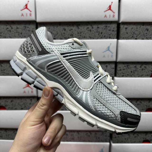 Xc版 Nk Zoom Vomero 5 Sp 佛莫罗5代系列经典复古休闲运动慢跑鞋 Fd9919-001 #采用环保纤维革饰片组合网眼布鞋面材质 正确后跟Tp