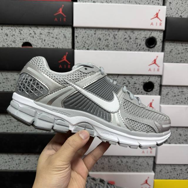 Xc版 Nk Zoom Vomero 5 Sp 佛莫罗5代系列经典复古休闲运动慢跑鞋 Fj4151-003 #采用环保纤维革饰片组合网眼布鞋面材质 正确后跟Tp