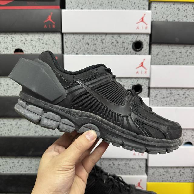 Xc版 Nk Zoom Vomero 5 Sp 佛莫罗5代系列经典复古休闲运动慢跑鞋 At3152-001 #采用环保纤维革饰片组合网眼布鞋面材质 正确后跟Tp