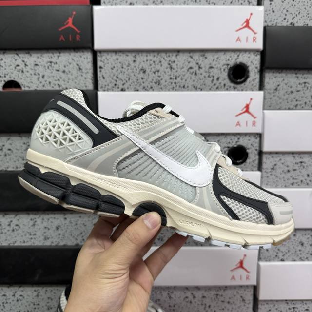 Xc版 Nk Zoom Vomero 5 Sp 佛莫罗5代系列经典复古休闲运动慢跑鞋 Fn7649-110 #采用环保纤维革饰片组合网眼布鞋面材质 正确后跟Tp