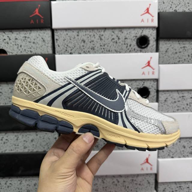 Xc版 Nk Zoom Vomero 5 Sp 佛莫罗5代系列经典复古休闲运动慢跑鞋 Hf4259-100 #采用环保纤维革饰片组合网眼布鞋面材质 正确后跟Tp