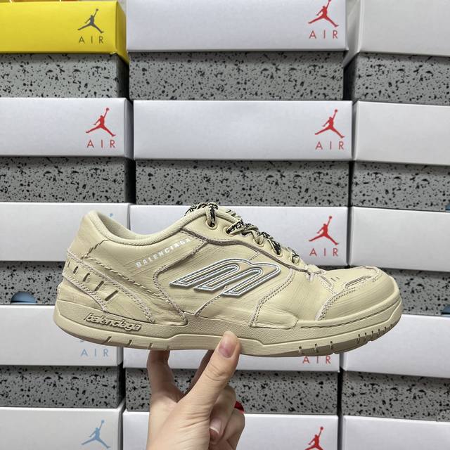 pk Balenciaga 巴黎世家 Hamptons Worn Out 18代 手工做旧款 牛皮革 复古圆头系带低帮休闲鞋 Wcurs 9490 尺码：36