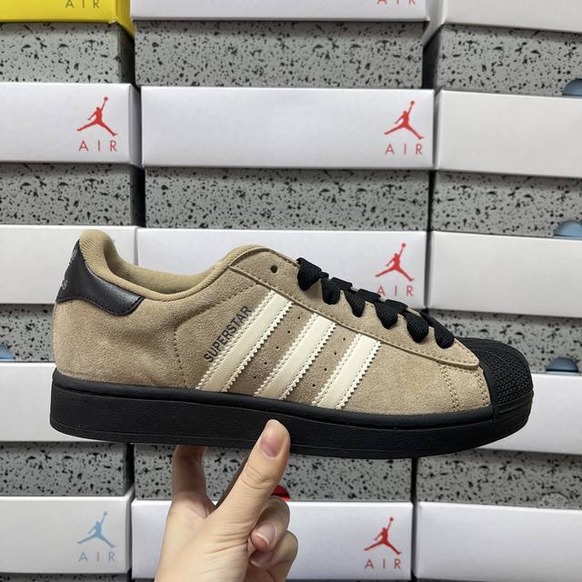 De Adidas Originals Bermuda 绒面防滑耐磨轻便低帮板鞋 整双鞋以传统的低帮呈现的清新造型，鞋身以细腻的猪巴包裹保证优秀质感的同时，中底