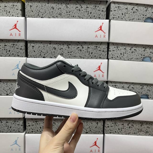 小Dt Jordan Air Jordan 1 Low Gs 灰白 553558 044 尺码：35.5 36 36.5 37 38.5 39 40 40.5