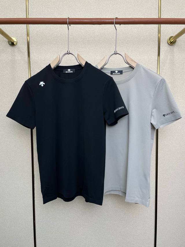 Descente迪桑特独家专供新款原单男士休闲短袖 高端定制 高端版本 时尚百搭爆款进口面料 手感超柔软细腻 穿着亲肤舒适 高端精品 代工厂p精细做工 上身非常