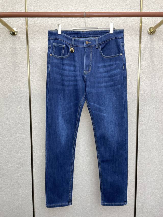 Gucci古驰加绒牛仔裤独家专供新款休闲牛仔裤高端版本 专柜定制面料 透气舒适度高，细节无可挑剔，品牌元素设计理念，体现高品质。手感细腻柔软！呈现休闲裁剪，上身