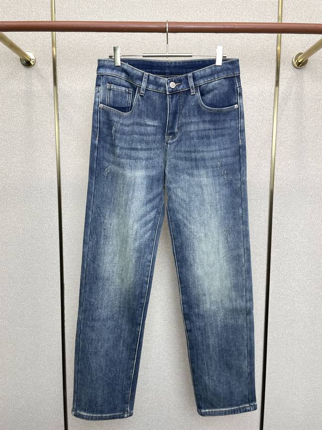 Burberry巴宝莉加绒牛仔裤独家专供新款休闲牛仔裤高端版本！专柜定制面料 透气舒适度高，细节无可挑剔，品牌元素设计理念，体现高品质。手感细腻柔软！呈现休闲裁