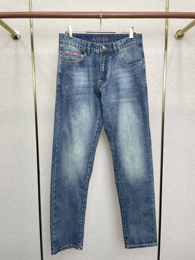 Levi’S独家专供新款休闲牛仔裤高端版本！专柜定制面料 透气舒适度高，细节无可挑剔，品牌元素设计理念，体现高品质。手感细腻柔软！呈现休闲裁剪，上身版型超赞！码