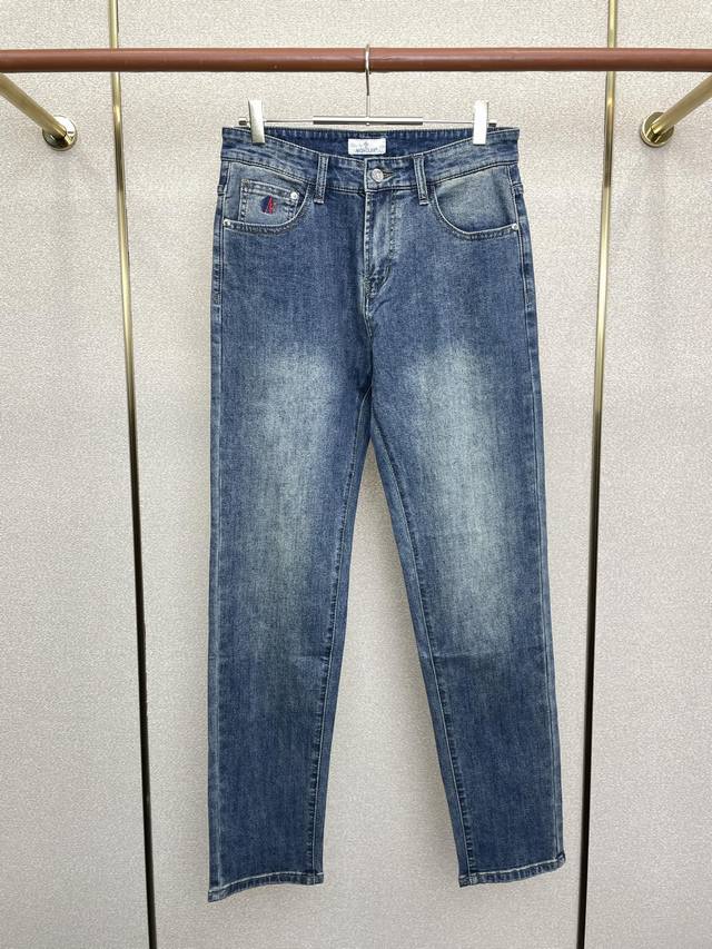 Moncler蒙口独家专供新款休闲牛仔裤高端版本！专柜定制面料 透气舒适度高，细节无可挑剔，品牌元素设计理念，体现高品质。手感细腻柔软！呈现休闲裁剪，上身版型超