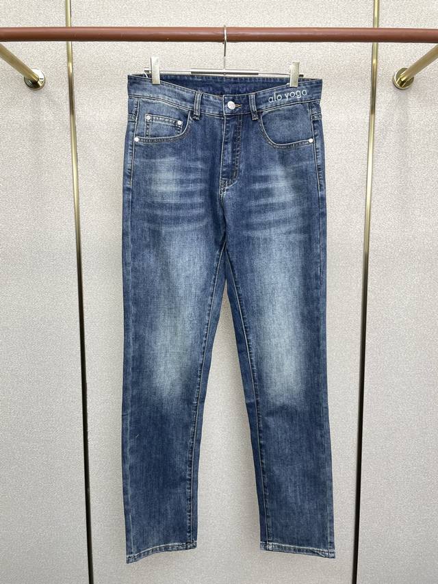 Alo Yoga 独家专供新款休闲牛仔裤高端版本！专柜定制面料 透气舒适度高，细节无可挑剔，品牌元素设计理念，体现高品质。手感细腻柔软！呈现休闲裁剪，上身版型超