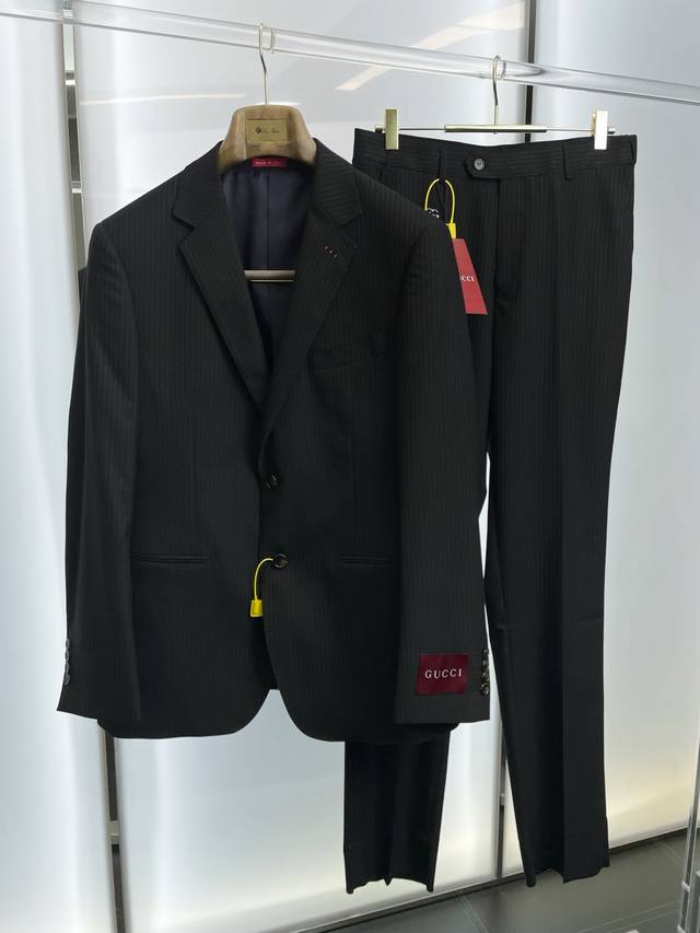 套。单西p570、西裤p300。Gucci古驰新款西服套装，外贸公司订单 简约休闲西装外套，砸锅卖铁都要上的新款进口原版聚酯纤维面料，透气柔软保暖性很强，笔挺垂