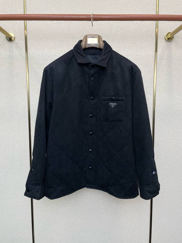 prada普拉达砸锅卖铁都要上的新款最新时尚 翻领棉服 经典设计与颜值爆棚的外套 品质更是无法挑剔品控可以直接入手，不容过错的高端臻品！通过细节图片便可感受到它