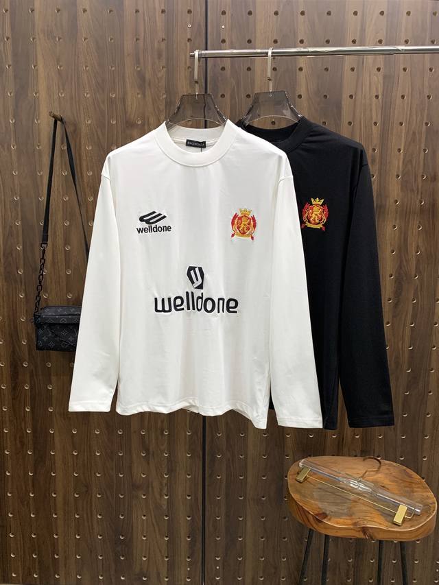 巴黎世家 25Ss秋季 新品 新款贸易订单圆领长袖打底衫长袖T恤网红款！上身舒适透气，不僵硬，整体有着丰富的立体感，品质出口订单，满足通勤人们对于着装的简约需求