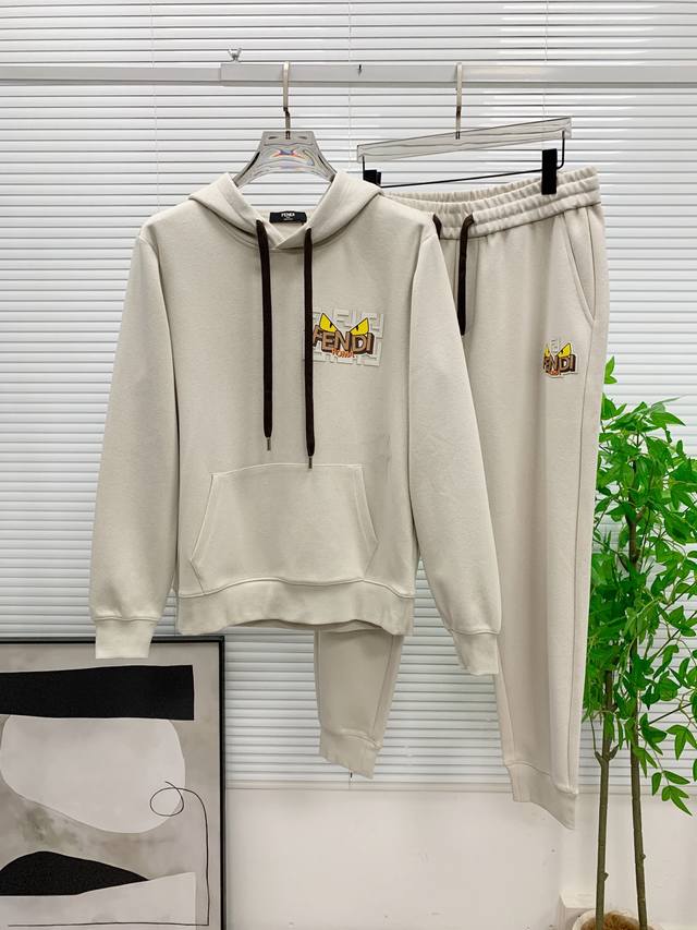 芬迪2025秋冬新款专柜同款休闲空气层面料套装，透气舒适休闲！高级感满满！细节精致高档，做工无可挑剔！原版高端面料很显高级！面料挺括抗皱耐磨，保暖利落有型 这个