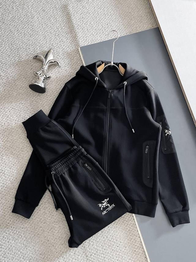 始祖鸟 2025全新爆款开衫套装 原单狠货倾注顶级设计师的精心之作 就为一个贴合、完美的上身效果 全天然优质加厚新空气层100%，贴身的舒适感 高贵典雅！原厂五