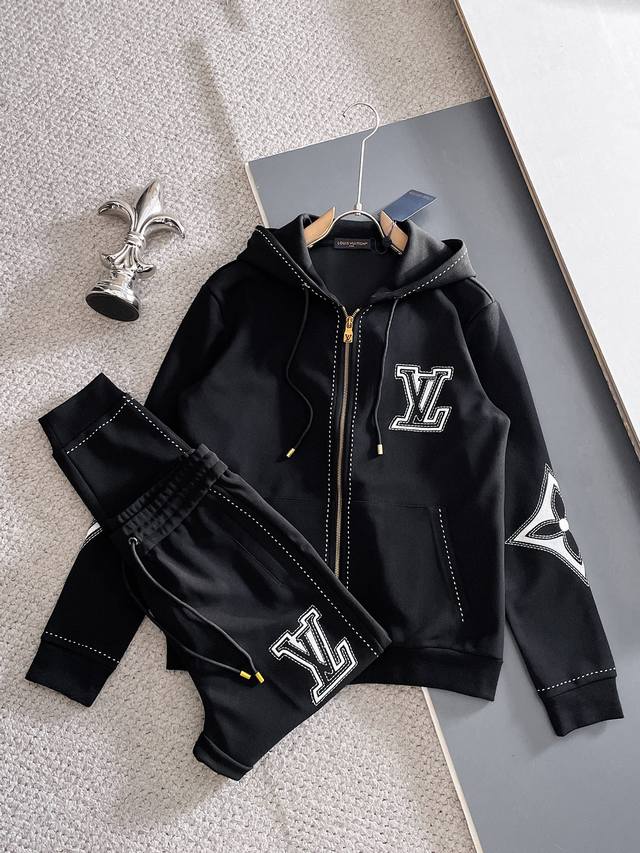 Lv 路易威登25年最新款开衫套装 最新最顶级经典刺绣。重工排列立领经典图案潮流休闲套装，最顶级的品质专柜在售，顶级制作工艺进口加厚小华夫格面料，专柜款独特设计