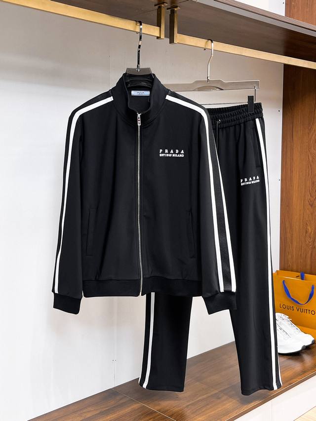 普拉达 prada 25年最新款开衫套装 最新最顶级经典织带，内里纱网里布 重工排列立领经典图案潮流休闲套装，最顶级的品质专柜在售，顶级制作工艺进口加厚面料，专