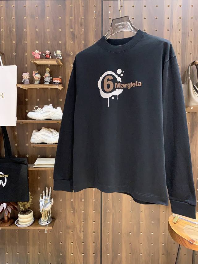 马吉拉 Mm6 高端定制 2025秋冬新款首发专柜最新款长袖打底单穿400克纯棉重工凹凸图案设计 领子袖子螺纹设计 高端订制 设计前卫时尚！品牌Logo重工艺设