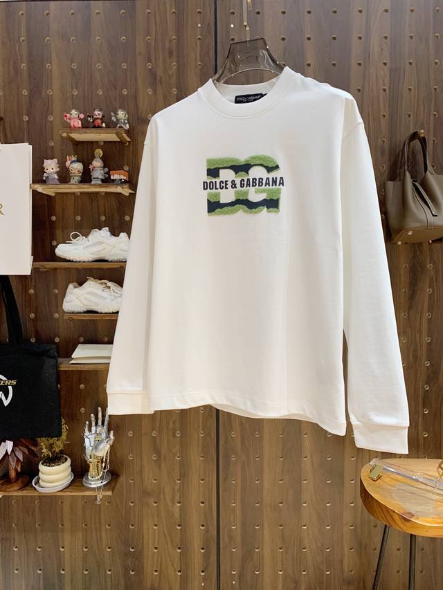 杜嘉班纳 Dg高端定制 2025秋冬新款首发专柜最新款长袖打底单穿400克纯棉重工凹凸图案设计 领子袖子螺纹设计 高端订制 设计前卫时尚！品牌Logo重工艺设计