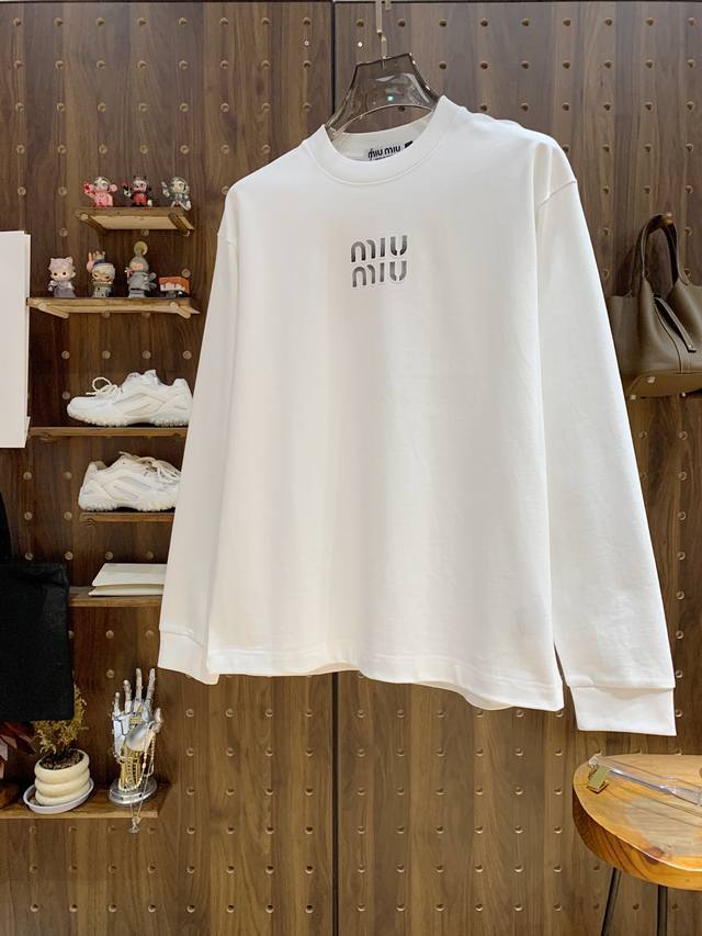 Miu Miu 高端定制 2025秋冬新款首发专柜最新款长袖打底单穿400克纯棉重工凹凸图案设计 领子袖子螺纹设计 高端订制 设计前卫时尚！品牌Logo重工艺设