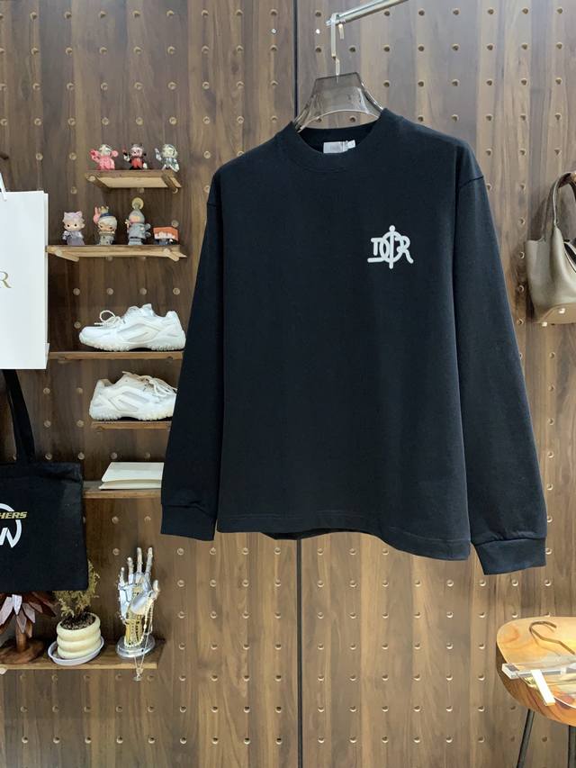 迪奥 Dio.高端定制 2025秋冬新款首发专柜最新款长袖打底单穿400克纯棉重工凹凸图案设计 领子袖子螺纹设计 高端订制 设计前卫时尚！品牌Logo重工艺设计