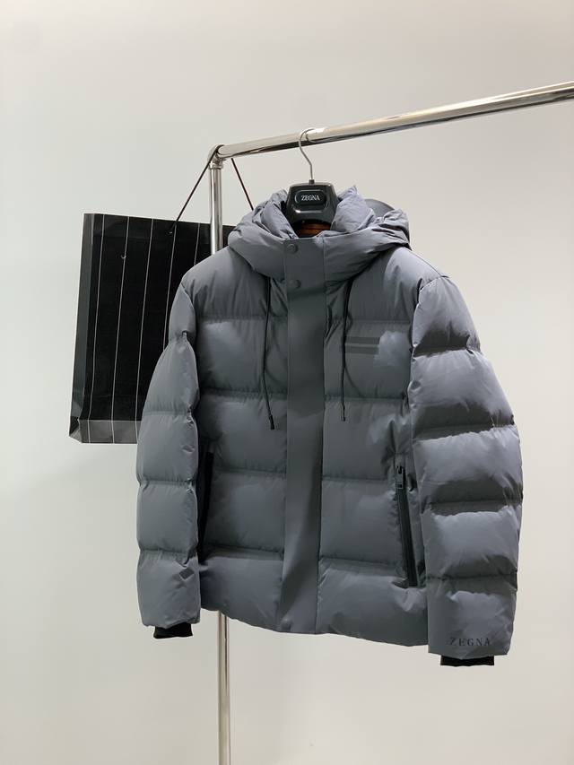 杰尼亚 Zegna，2025冬季最新品，专柜同步有售，原单狠货，时尚休闲连帽羽绒服，采用进口原版面料，舒适透气，顶级印花工艺字母图案装饰Logo，原版五金辅料装