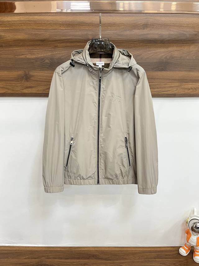 主推 Burberry 2025Ss早秋新款发布巴宝莉连帽夹克外套，帽子可隐藏在领子，战马刺绣、秋季爆款外套，穿上就是舒适自在又显瘦的存在，慵懒而随性，结合干净