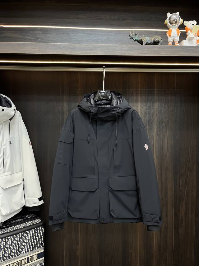 主推羽绒 Moncler 2025最新款时尚设计师款羽绒外套蒙口连帽羽绒服，冬季滑雪服，顶级轻奢羽绒服，爆款羽绒服，90#白鹅绒填充，老花Logo提花面料，处处
