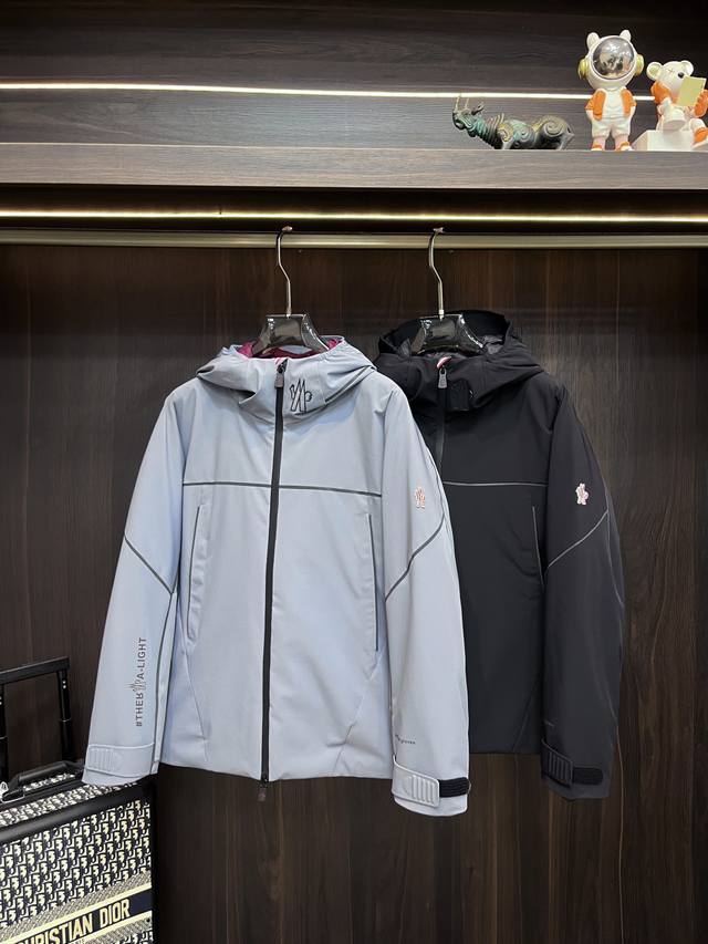 主推羽绒 Moncler 2025最新款时尚设计师款羽绒外套蒙口连帽羽绒服，冬季滑雪服，顶级轻奢羽绒服，爆款羽绒服，90#白鹅绒填充，老花Logo提花面料，处处