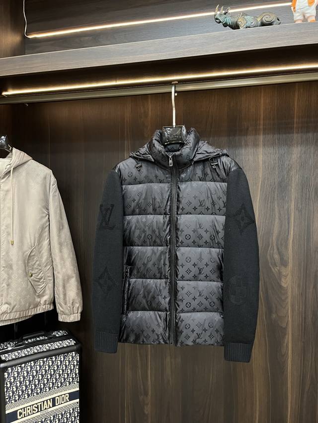 主推羽绒 Lv 2025最新款时尚设计师款羽绒外套驴牌连帽羽绒服，帽可拆羊毛拼接羽绒服，胸口经典Logo爆款羽绒服，90#白鹅绒填充，处处细节显工艺足够的高级
