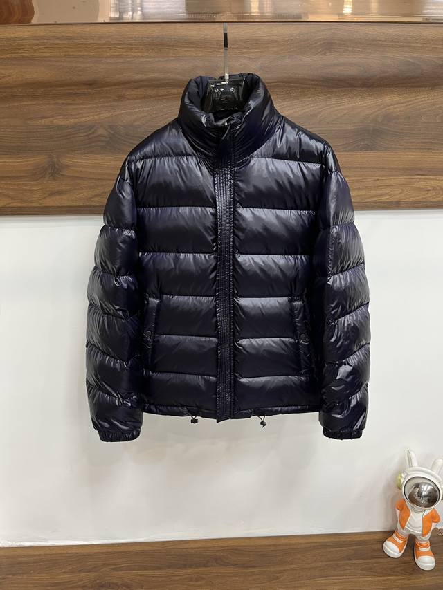 主推羽绒 prada 2025最新款时尚设计师款羽绒外套普拉达连帽羽绒服，双面穿冬季顶级轻奢羽绒服，胸前经典三角金属Logo爆款羽绒服，90#白鹅绒填充，帽可拆