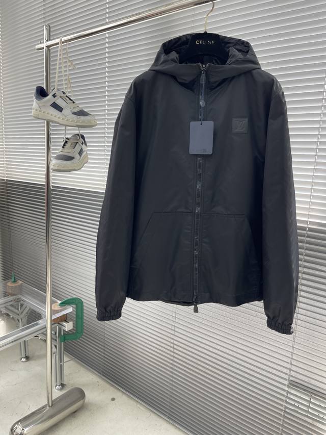 驴牌 2025新款外套 这款外套采用的是进口防水面料，不仅耐磨耐用，而且经过特殊处理后，能够具备防水、防风以及一定的透气性能。 连帽自带休闲感，可调节抽绳适配防