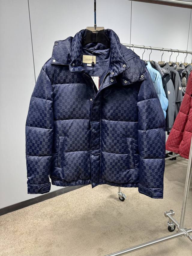 25秋冬上新 G家 羽绒服 满身印花Logo高端大气 选用进口面料 充绒量十足 定制五金 简约时尚 适配商务、休闲等多种场合 专柜同步 码数48-5 Jb16