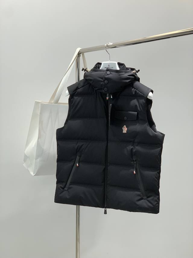 Moncler 蒙口，2025冬季最新品，专柜同步有售，原单狠货，时尚休闲羽绒马甲，上身舒适！吸睛而有亮点，采用进口原版面料，顶级刺绣工艺字母图案Logo，原版