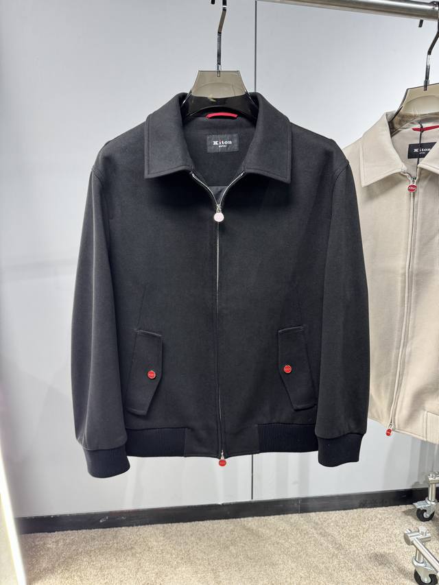 25秋冬Kiton 老钱风羊毛夹克外套 两侧斜插袋、领口、袖口、下摆部分拼接配色羊毛针织罗纹 选用进口面料 定制五金 Jb16上身高端大气 经典百搭 码数48-