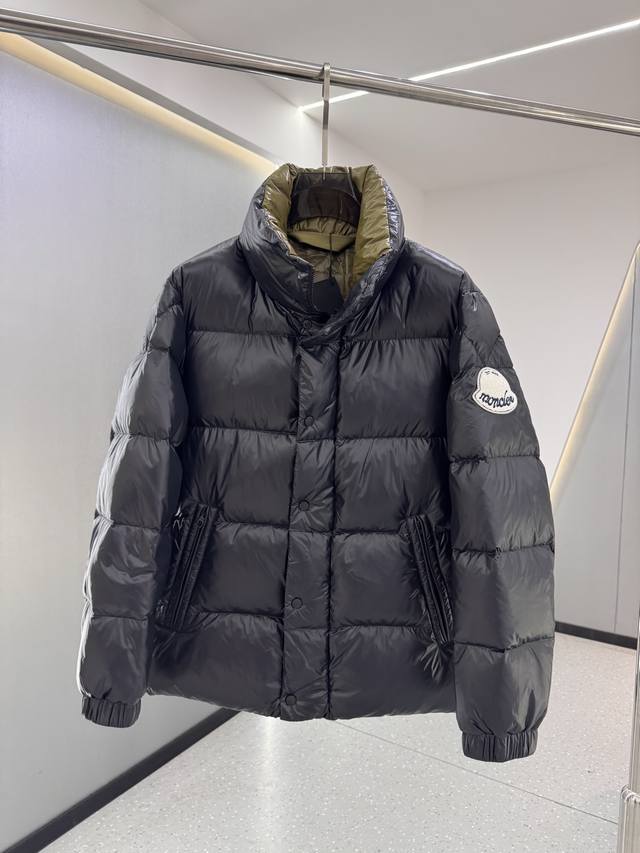 Moncler Lipsi羽绒.撞色拼接设计.填充超级饱满. Lipsi男士羽绒马甲采用亮面Nylon Laqué面料制成，适合换季穿着，带来温暖呵护。 Lip