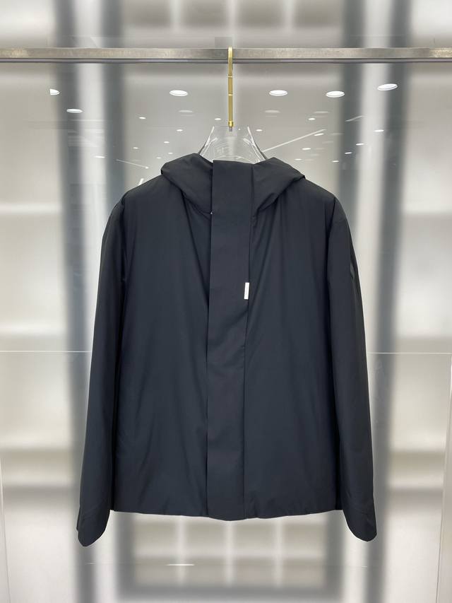 2025Moncler冬季新款Fusain短款羽绒夹克设计灵感源自惊险刺激的赛车运动，与赛车手制服的立体剪裁和动感结构相呼应。以菱格绗缝构筑保暖壁垒，轻量面料却